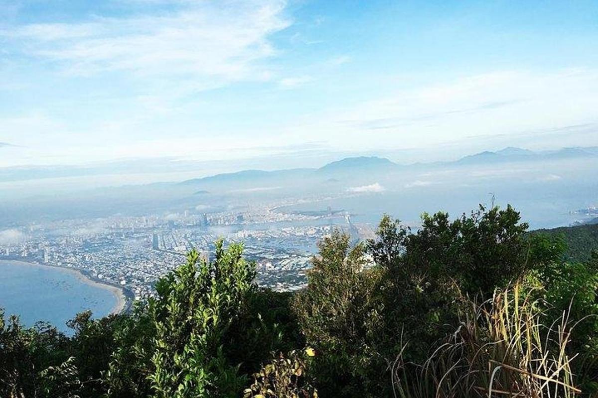 una vista de una ciudad desde la cima de una colina