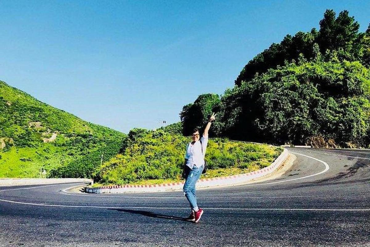 Un hombre está parado en medio de una carretera