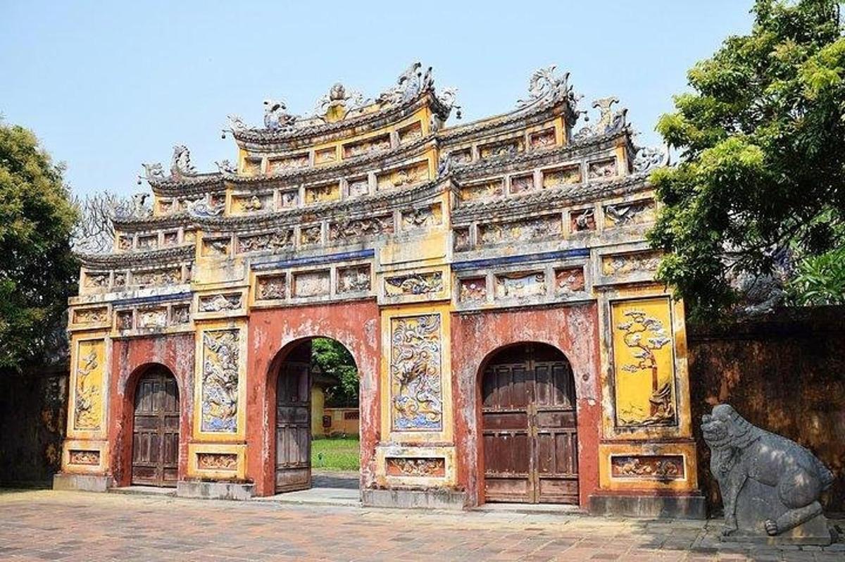 一座有两扇大门和一座雕像的老建筑