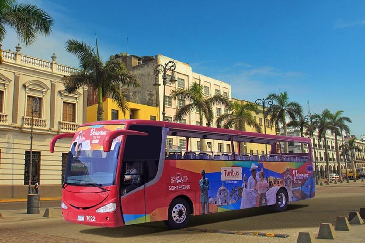 Červený autobus jede po městské ulici