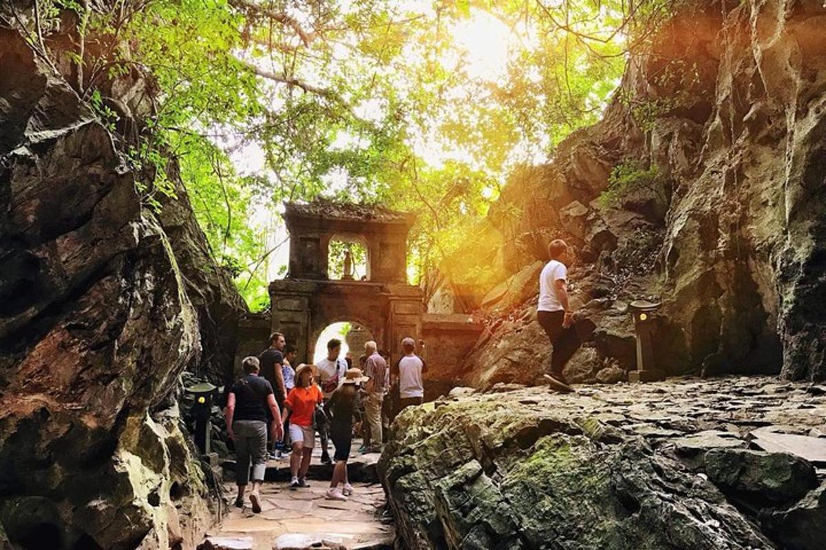 um grupo de pessoas caminhando por um túnel