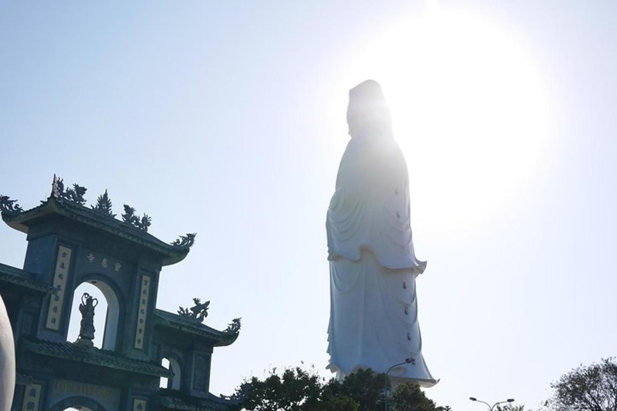 um edifício com uma estátua em frente a um farol