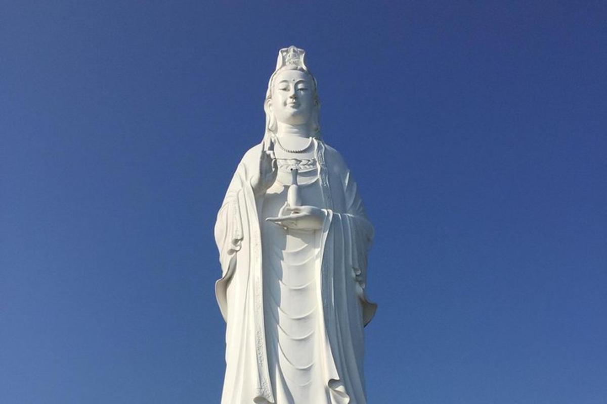 uma estátua de uma mulher segurando uma cruz