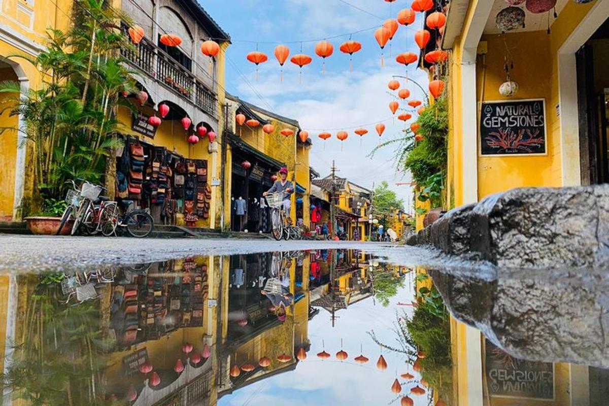una strada cittadina con un riflesso in una pozzanghera