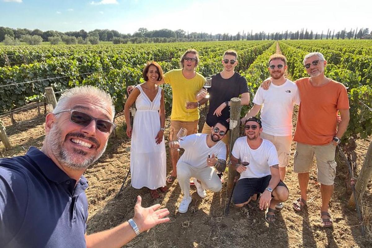 bir bağda fotoğraf çektiren bir grup insan
