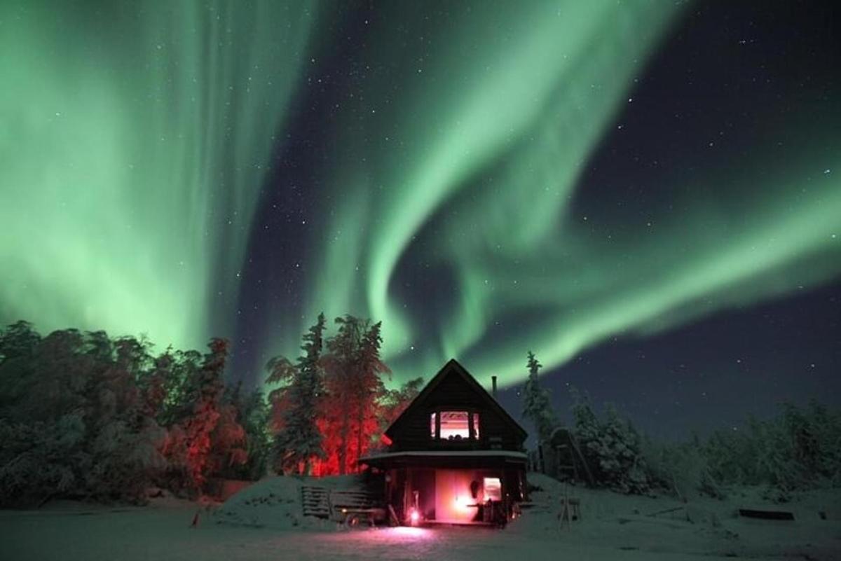 kabin dengan aurora di langit
