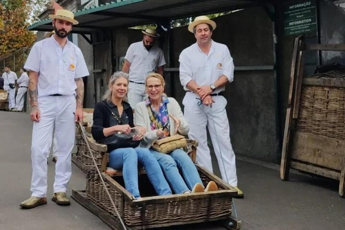 een groep mensen staand in een rieten kar