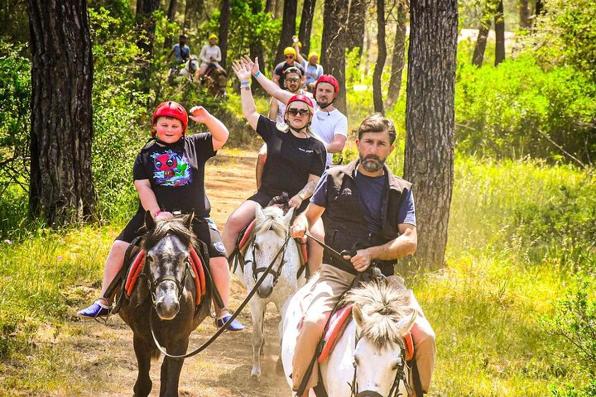 un grup de persones muntant a cavall per un sender