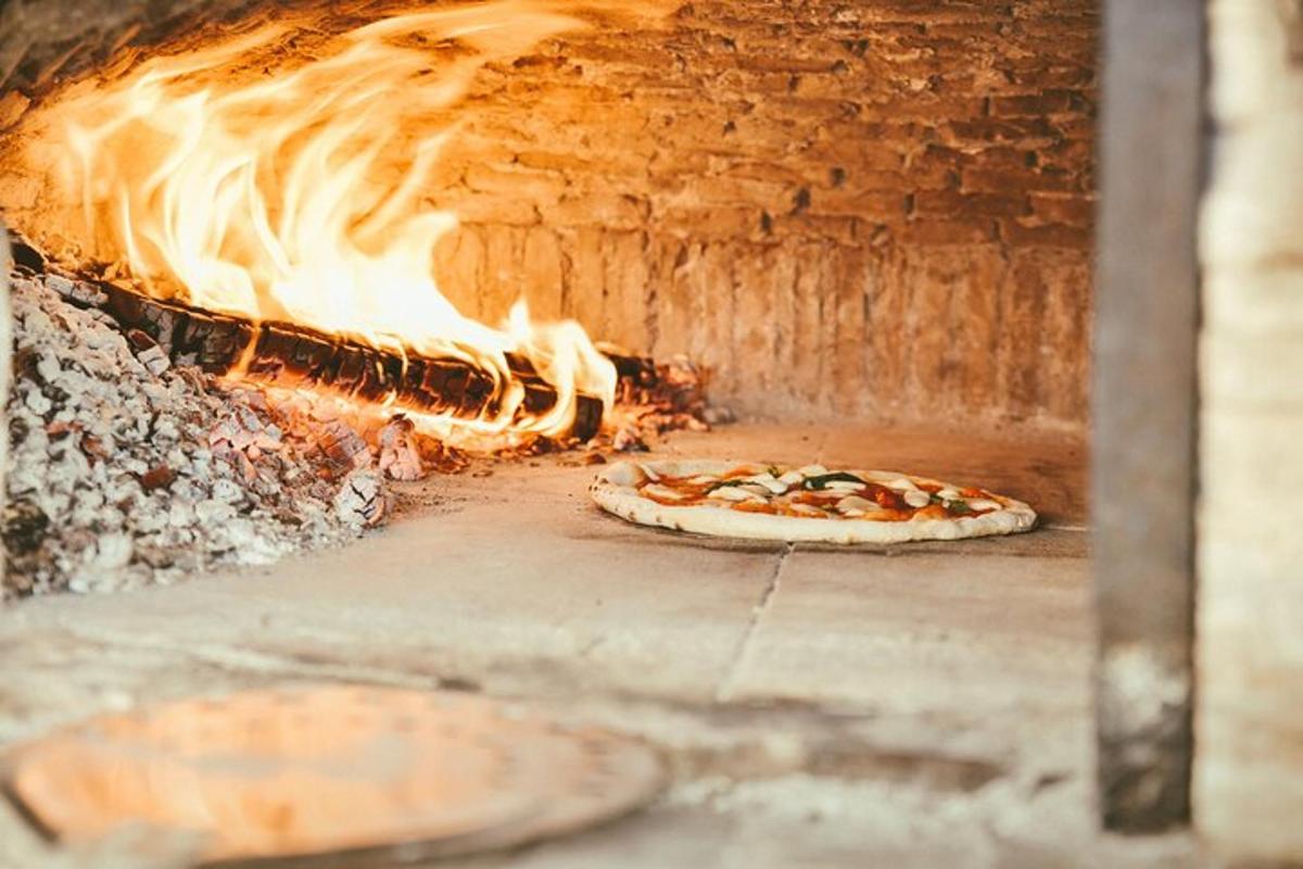 s'està cuinant una pizza en un forn de pizza