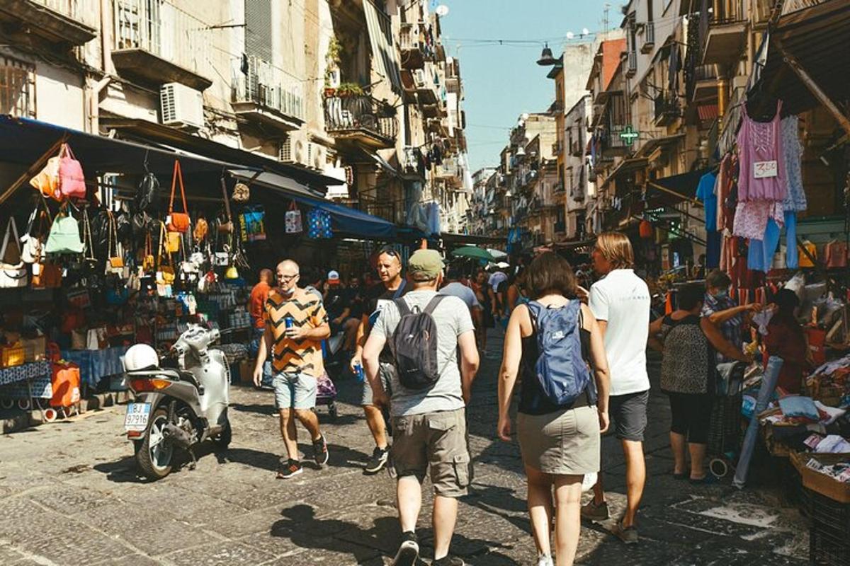 un grup de persones caminant per un carrer de la ciutat