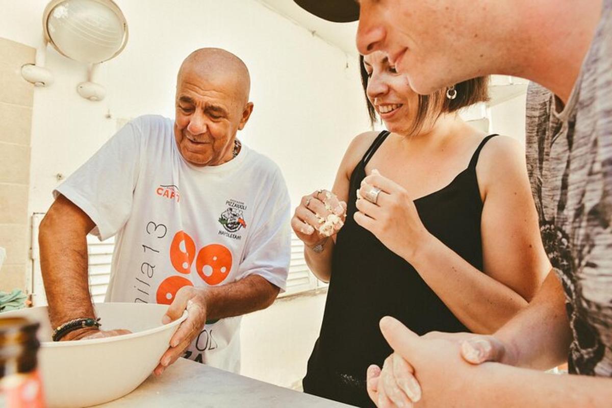 een man en een vrouw staan in een keuken en bereiden een kom
