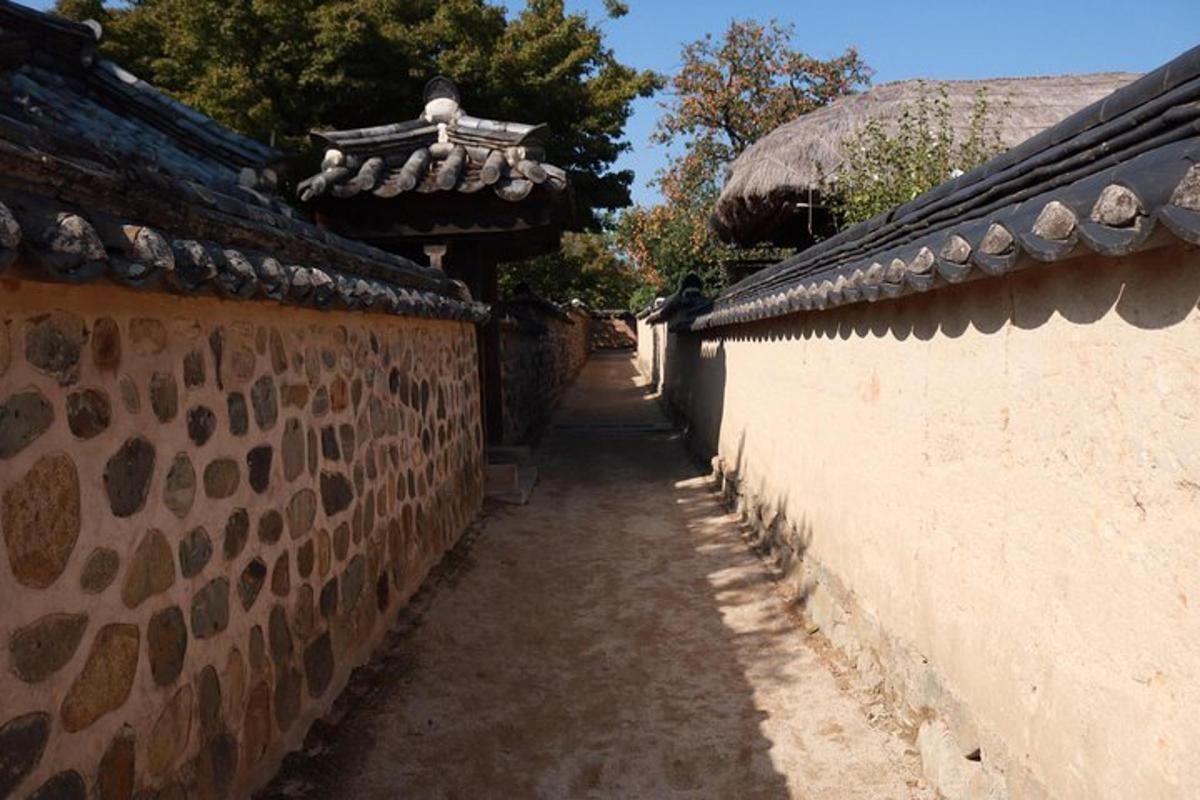 an alley in an asian building next to a wall