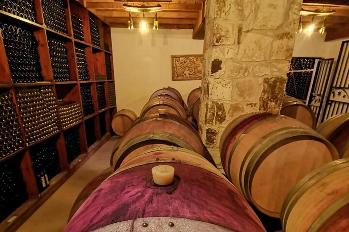 un mucchio di botti di vino in una cantina