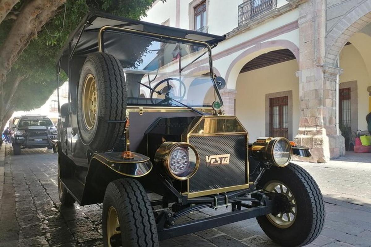 eski bir araba sokakta park edilmiş