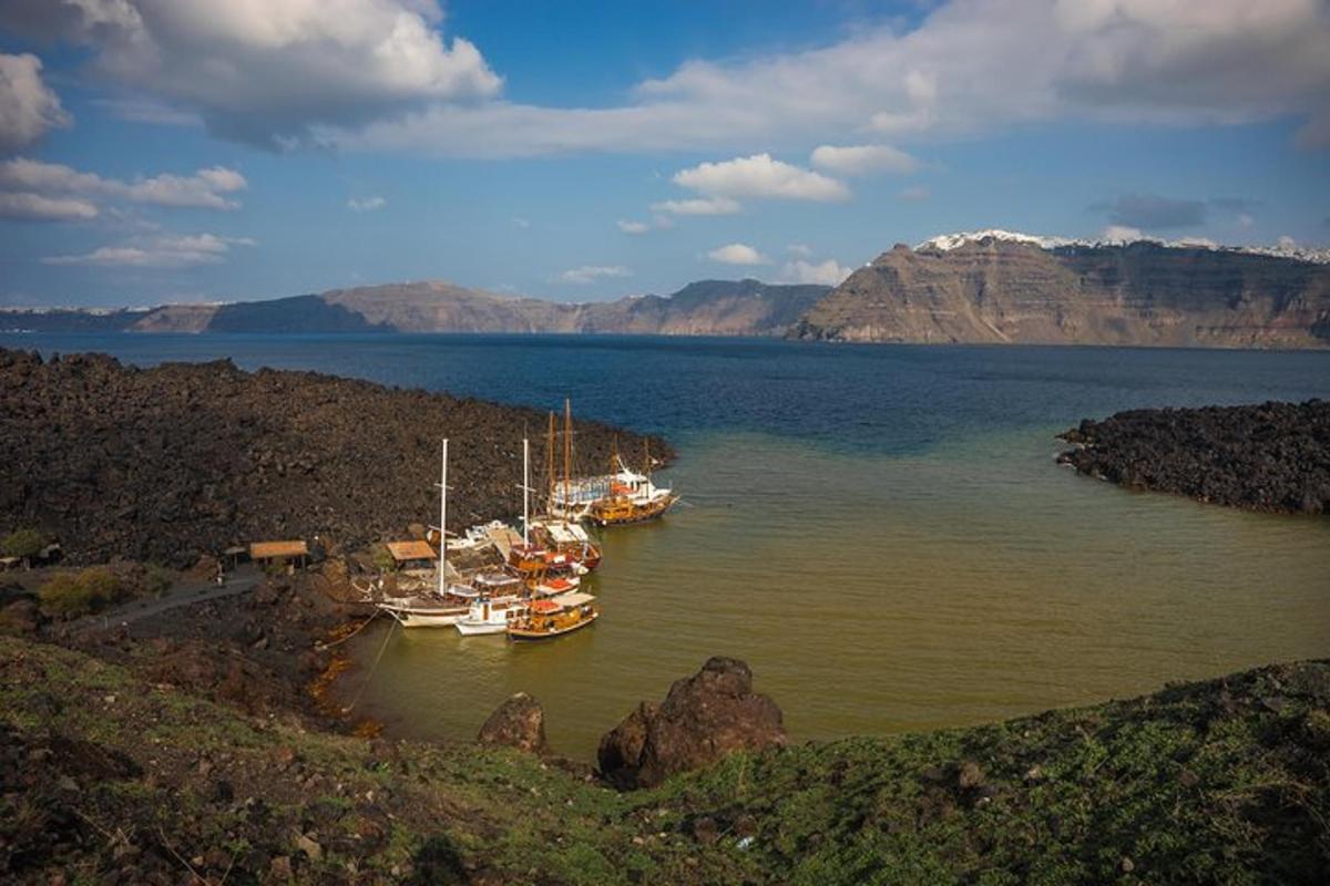dois barcos estão atracados em um grande corpo d'água