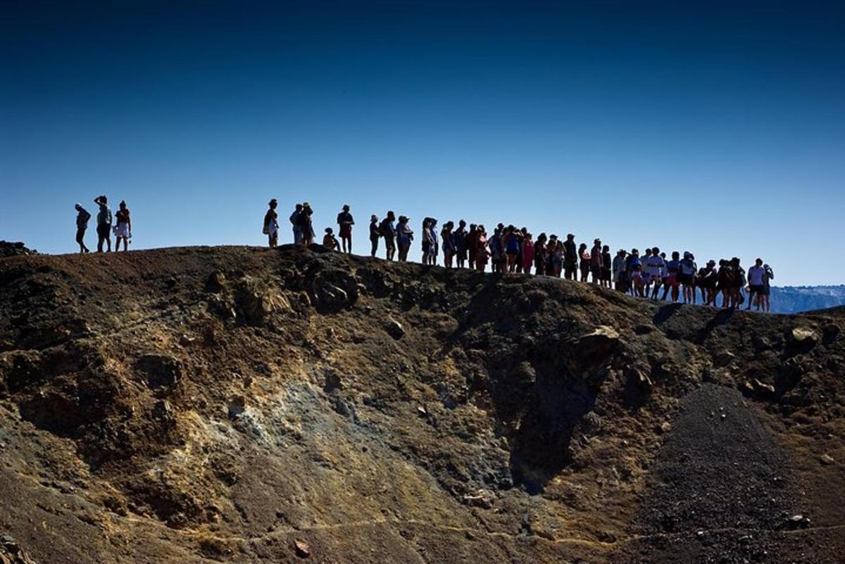 um grupo de pessoas em pé no topo de uma colina