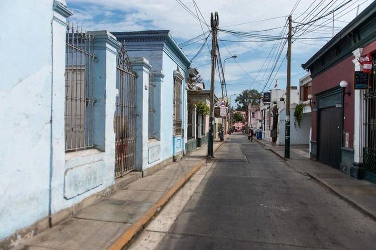 uma rua vazia em uma cidade com prédios