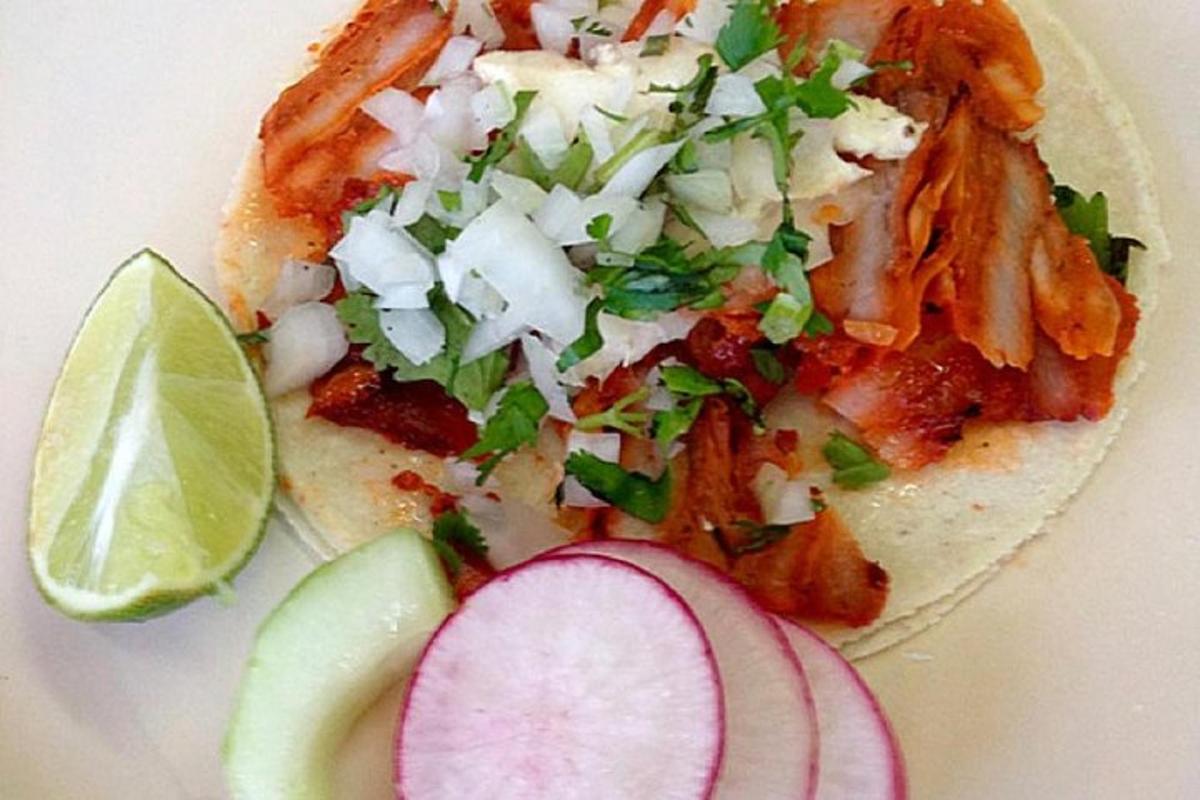 un primo piano di un taco con un lime e una mela