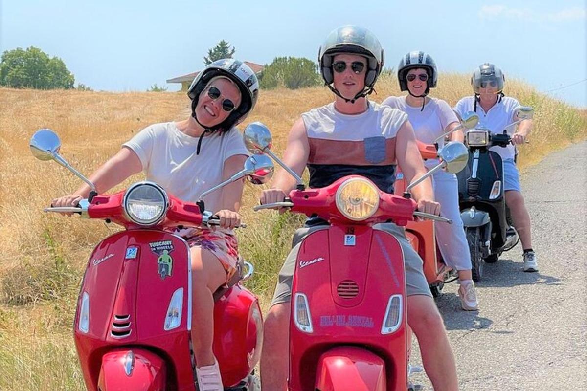 un grup de persones que circulen amb patinets per una carretera