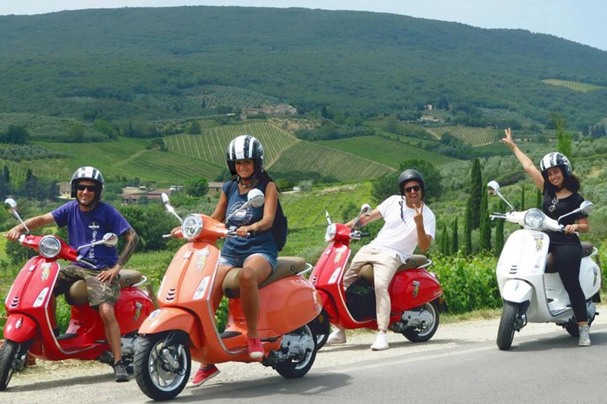 un grup de persones que van amb patinets per una carretera