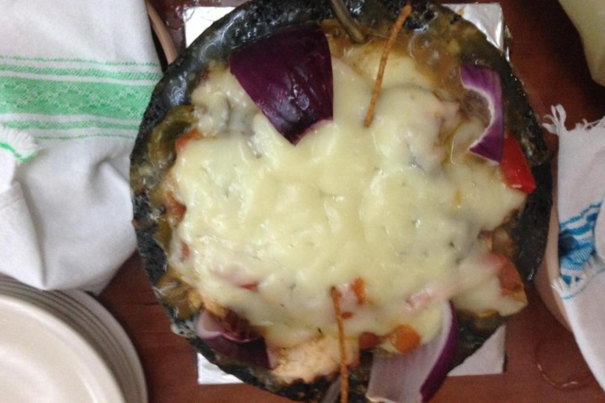 una pizza con formaggio sopra su un tavolo