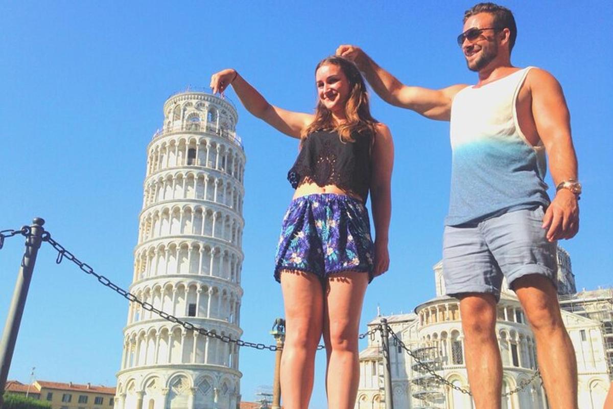 ein Mann und eine Frau stehen vor dem schiefen Turm