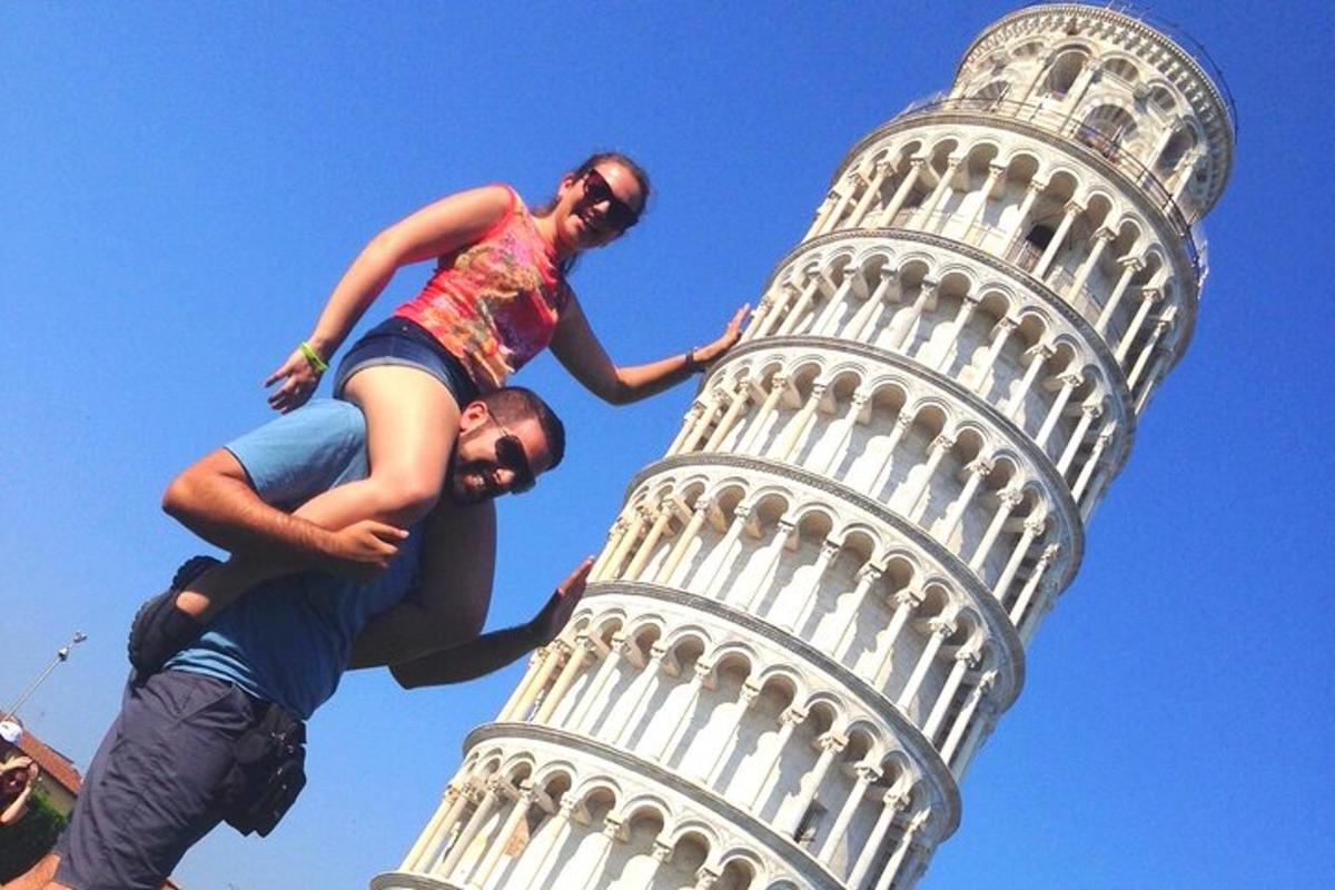 due persone in piedi in cima alla torre pendente