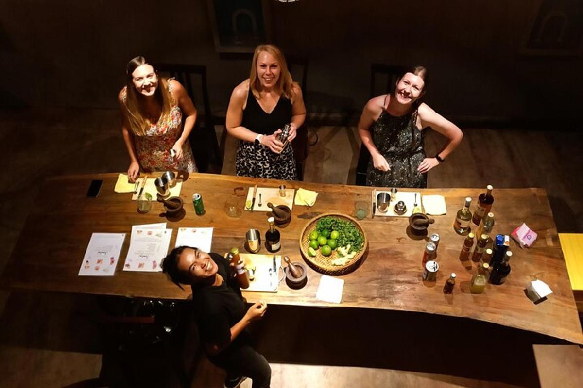 en gruppe mennesker, der står omkring et bord med drinks