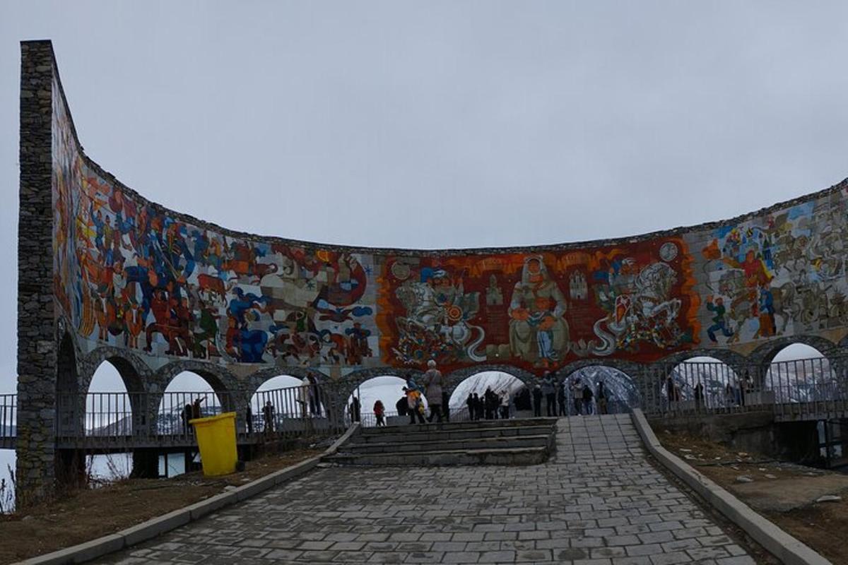 un grande murale sul lato di un edificio