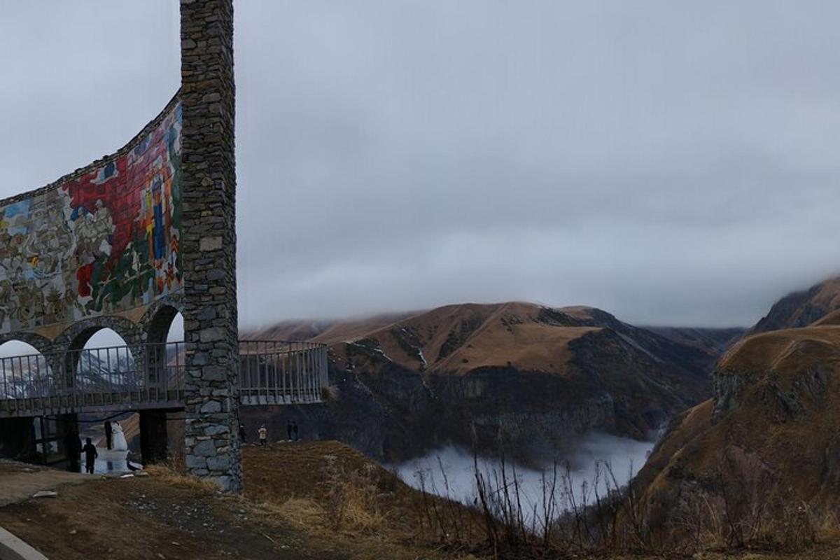 un edificio con un murale sul fianco di una montagna