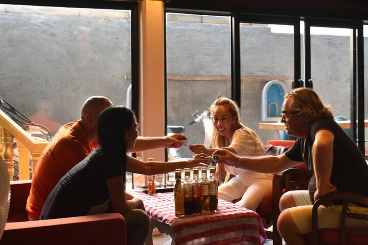 skupina lidí sedících kolem stolu v restauraci