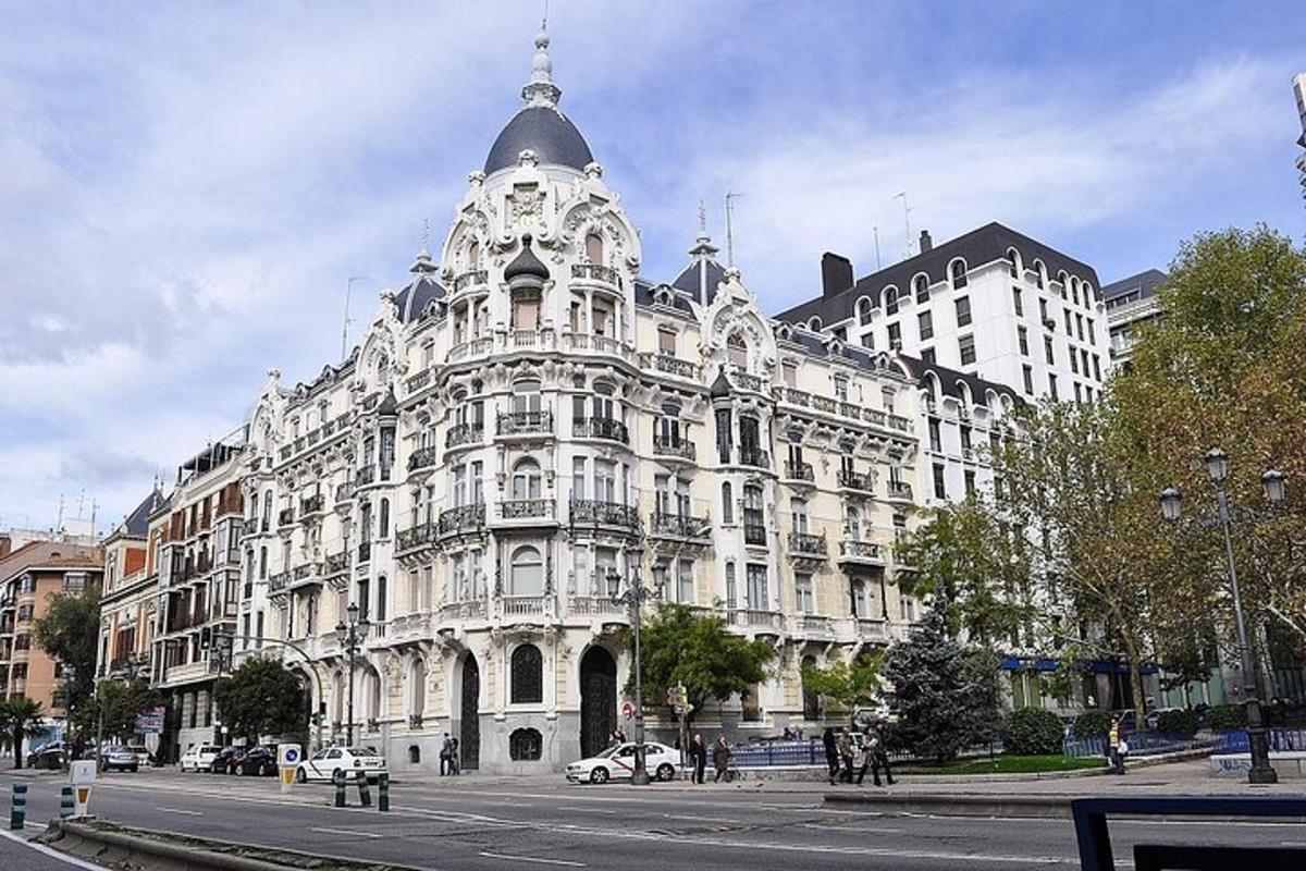 velká bílá budova na rohu ulice