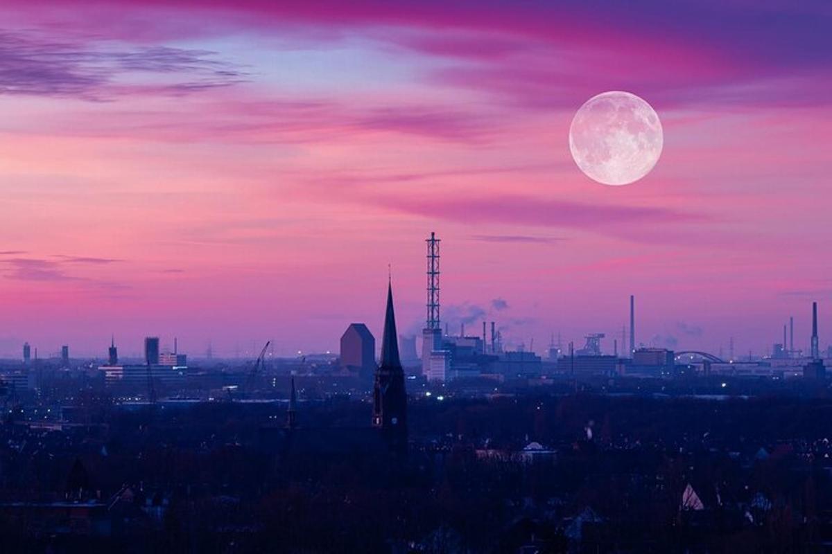 pohled na město s měsícem na obloze
