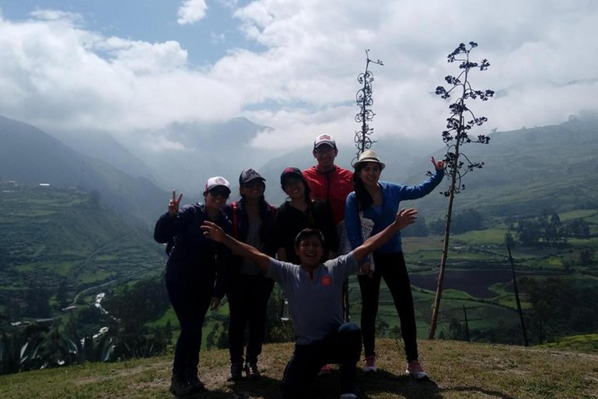 un gruppo di persone in piedi sulla cima di una montagna