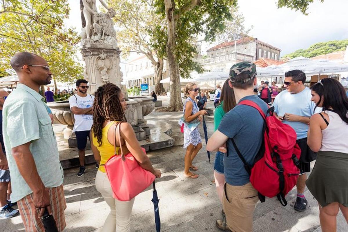 un gruppo di persone in piedi attorno a una statua