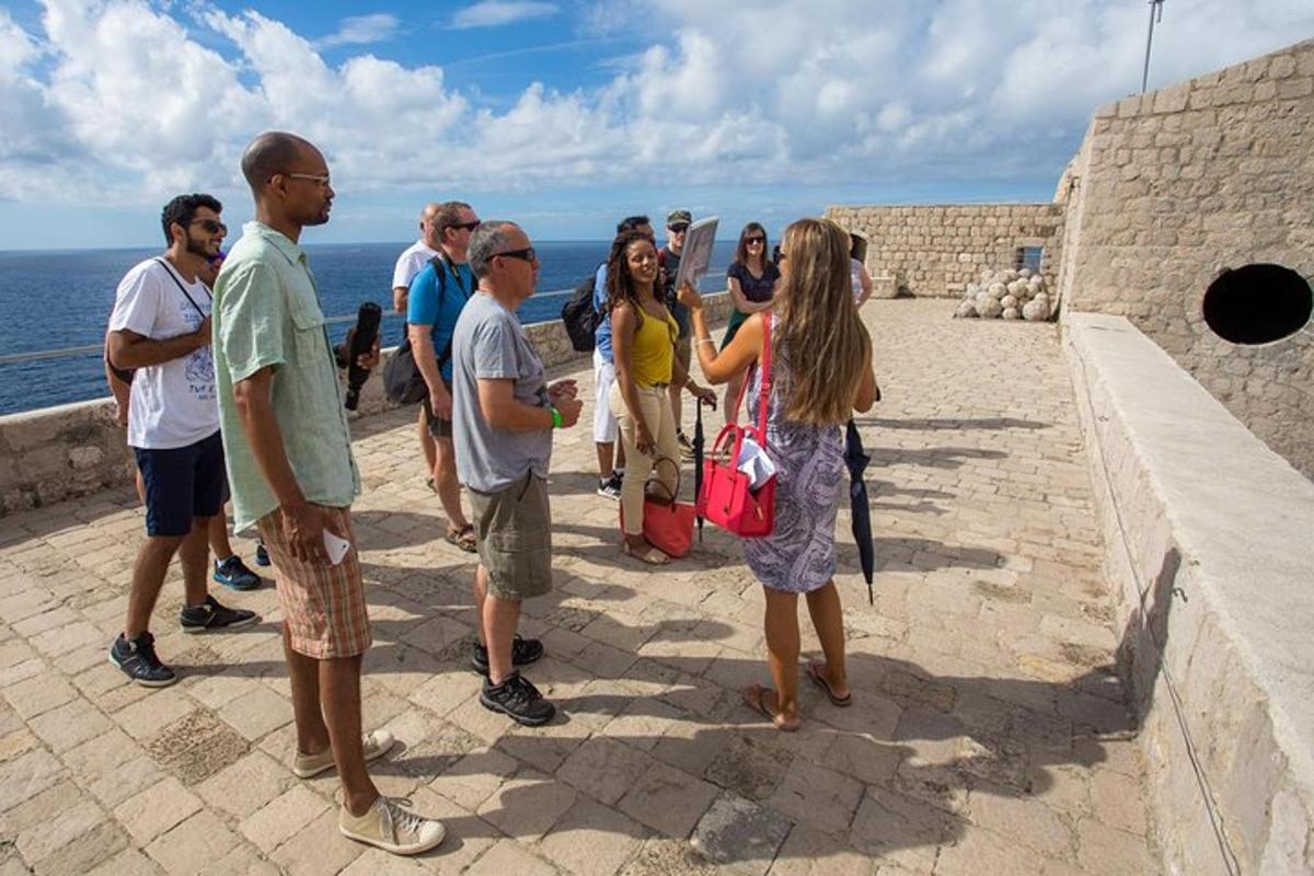 um grupo de pessoas em pé no topo de um muro