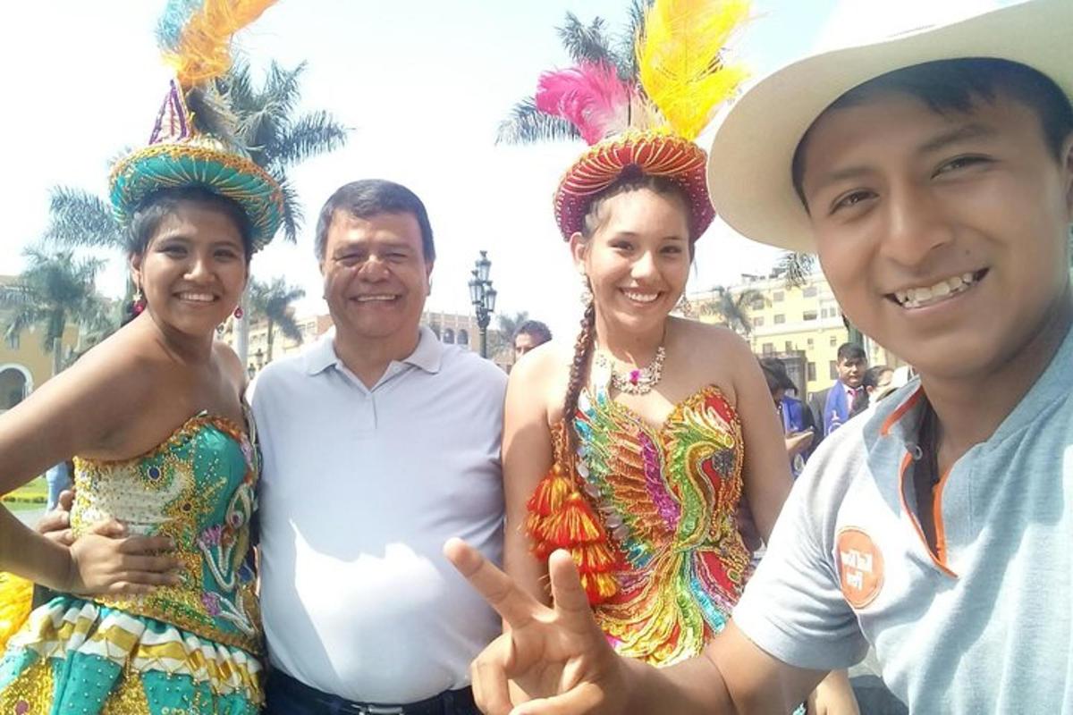 sekelompok orang berpose untuk berfoto di karnaval