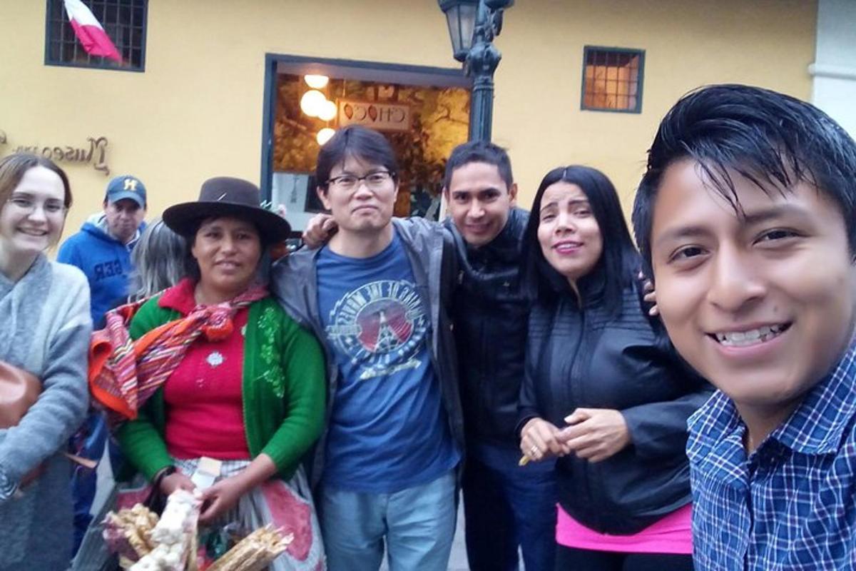 um grupo de pessoas posando para uma foto