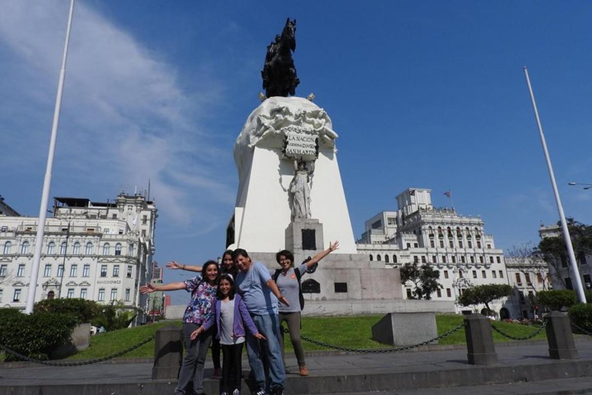Un grupo de personas de pie frente a una estatua
