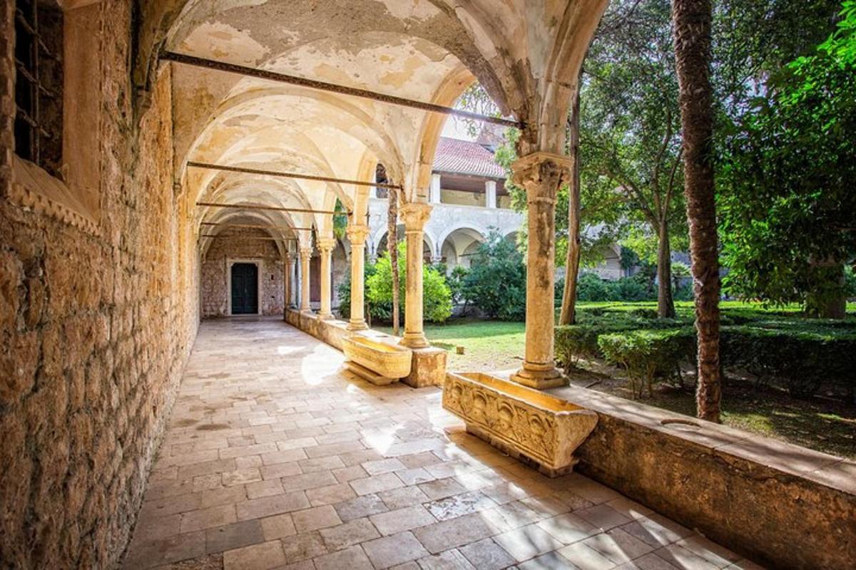 un arco con panchine in un edificio con alberi