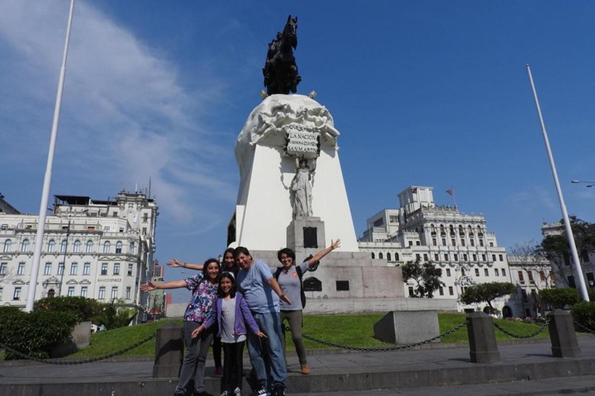 um grupo de pessoas em pé em frente a uma estátua