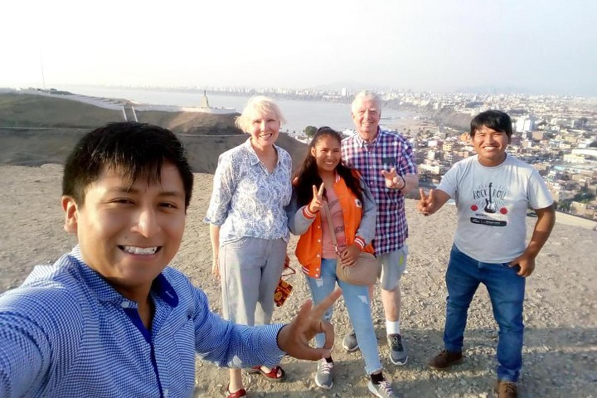 un grupo de personas de pie en la cima de una montaña