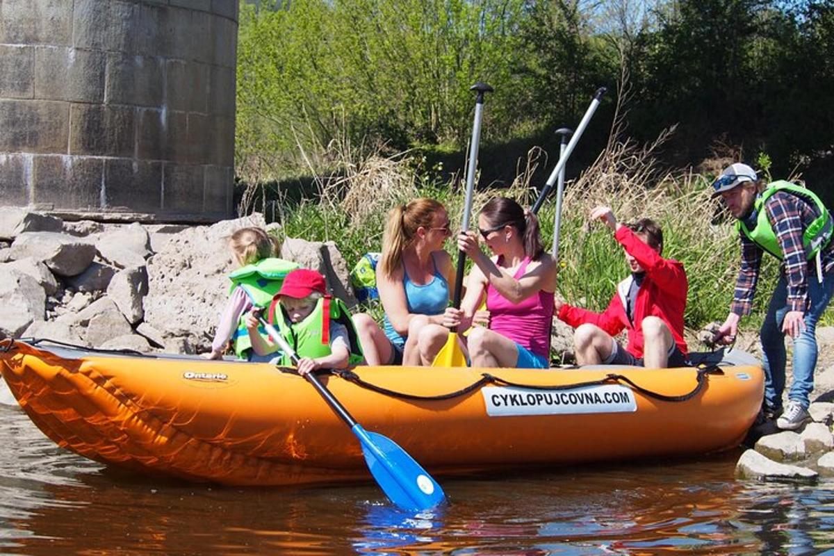 un gruppo di persone sedute su una zattera in acqua