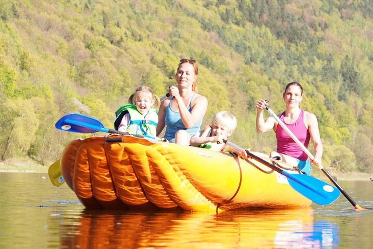 un gruppo di persone su una zattera in acqua