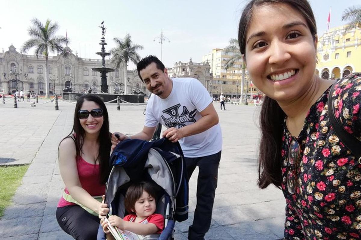 un gruppo di persone in posa con un bambino in un passeggino