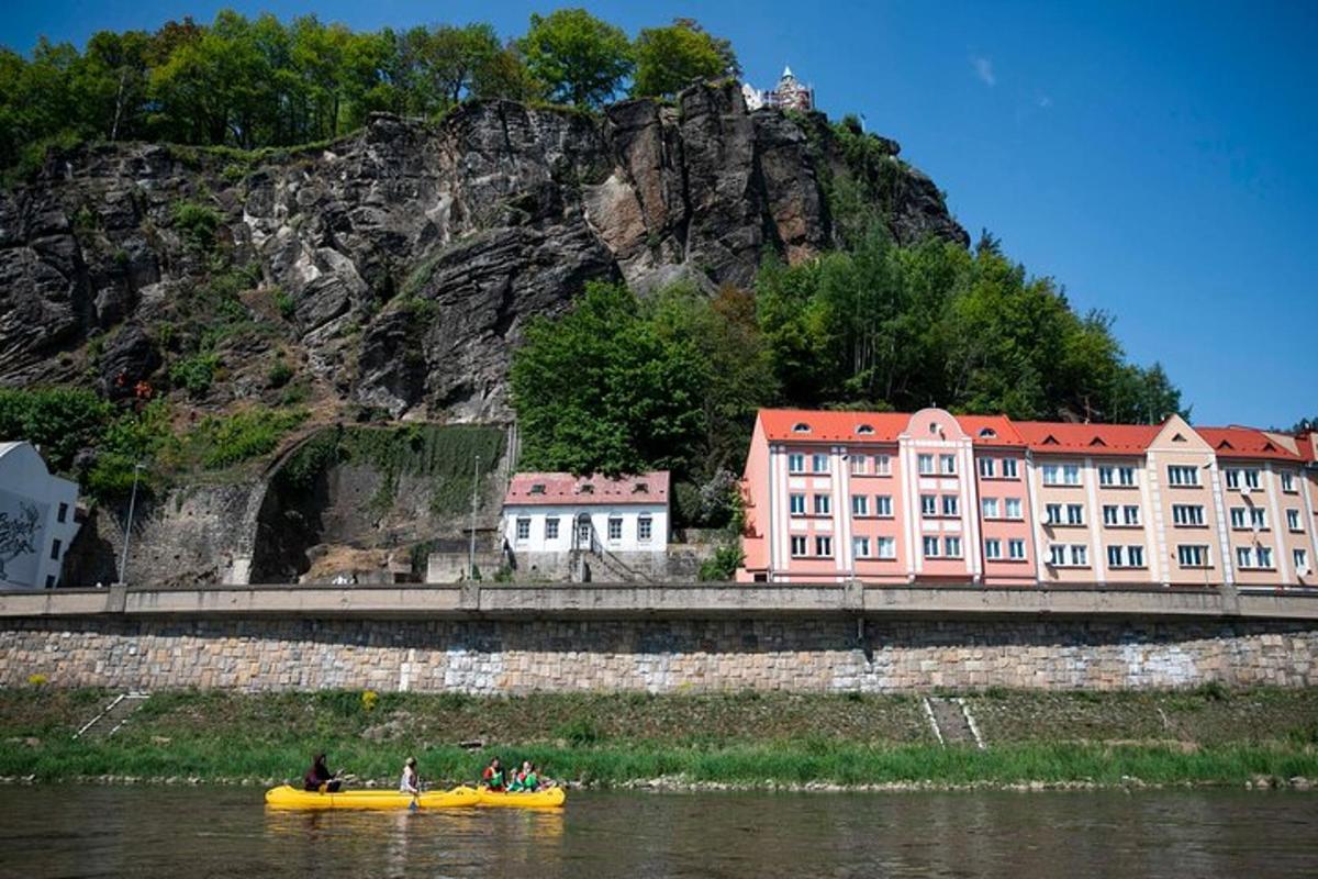 Skupina lidí ve žlutém člunu ve vodě