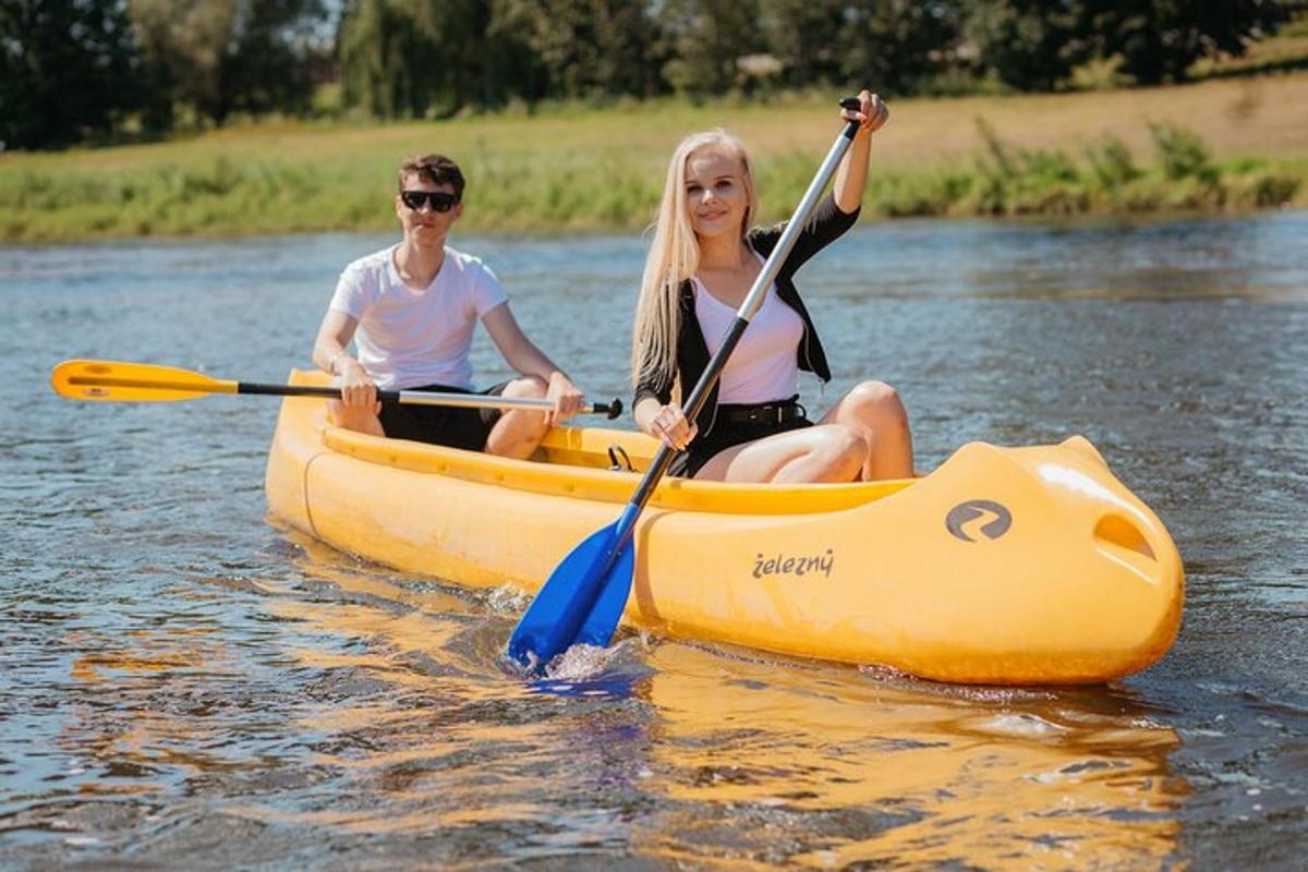 muž a žena v kajaku na vodě