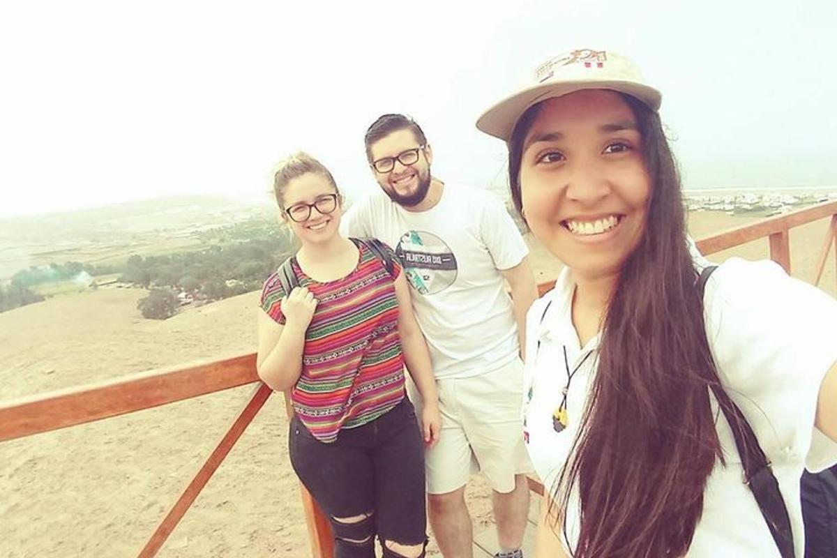 Grupa ludzi pozująca do zdjęcia na plaży