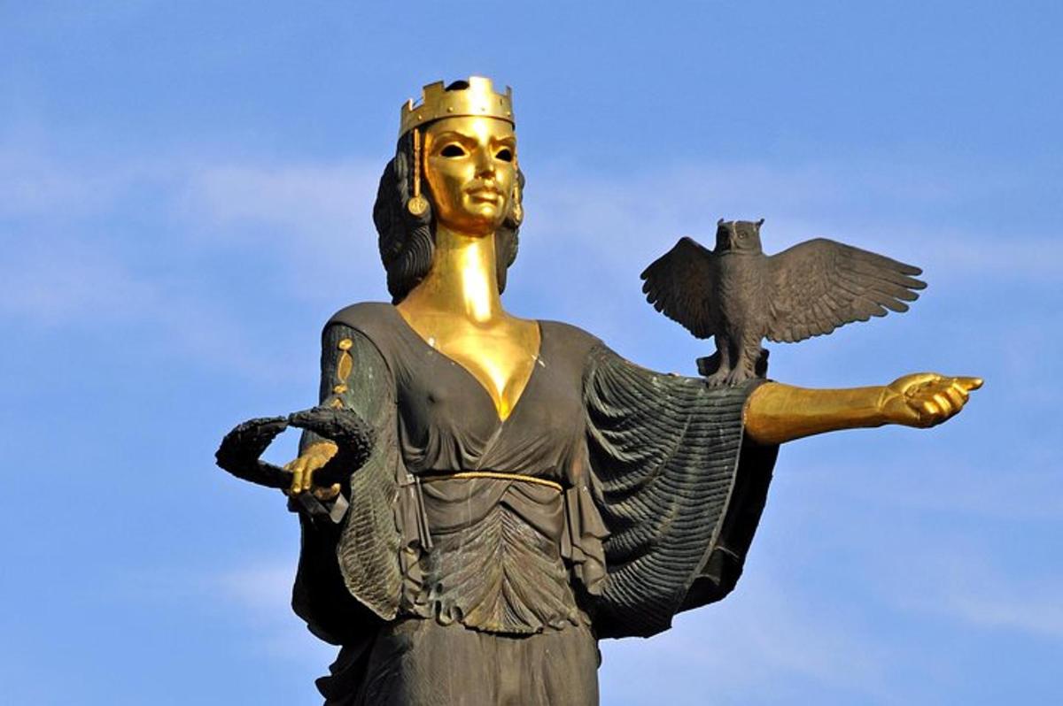 patung wanita dengan helang di lengannya