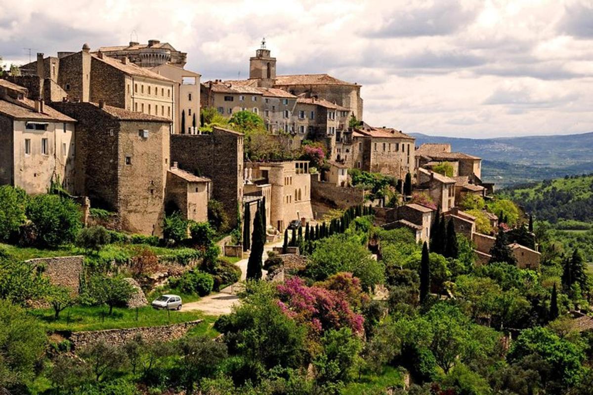 un villaggio sul fianco di una collina